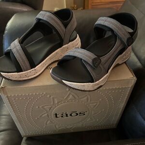 Taos Super Side Grey Emboss Sandals  Size  7